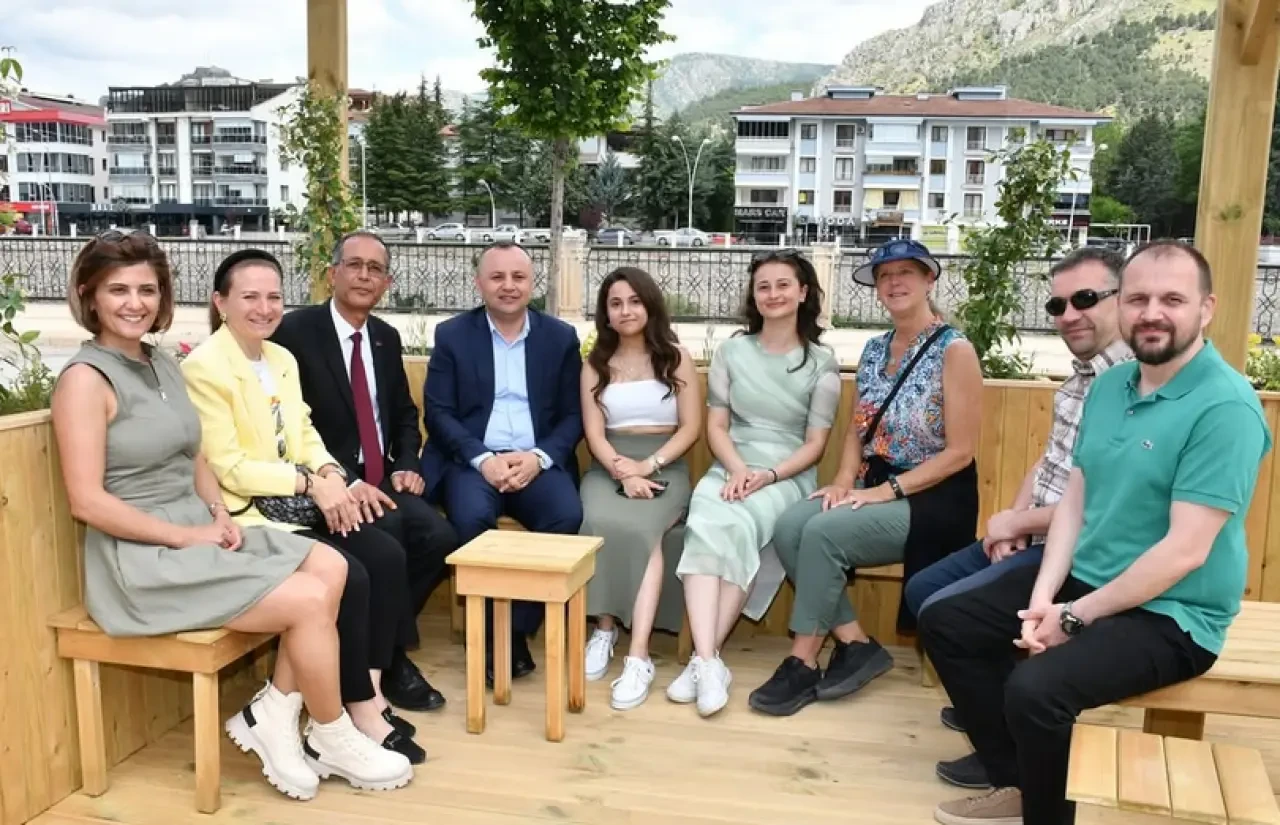 Amasya Üniversitesi’nden Kente Estetik ve İşlevsel Bir Dokunuş: Türkiye’nin Üçüncü Yaya Durağı Hayata Geçirildi 2