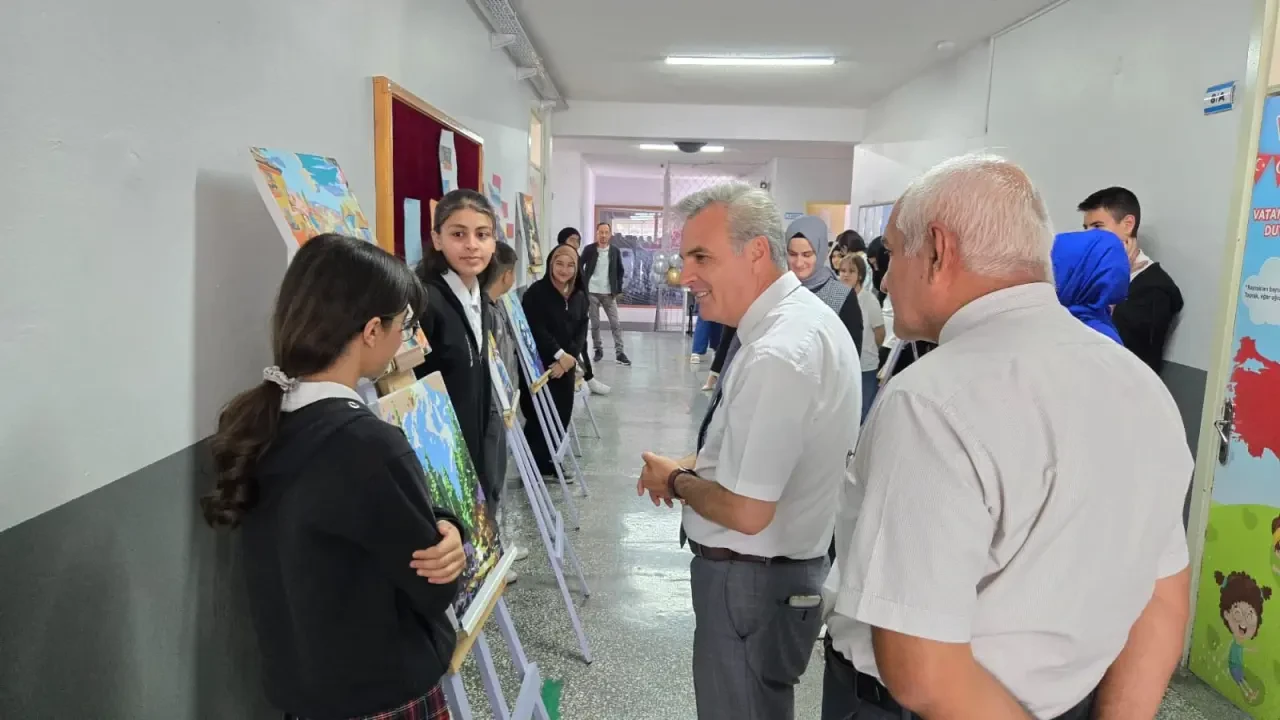 Suluova İlçe Müdürü Ahmet Davu, Öğrencilerin Resimlerini İnceledi 5