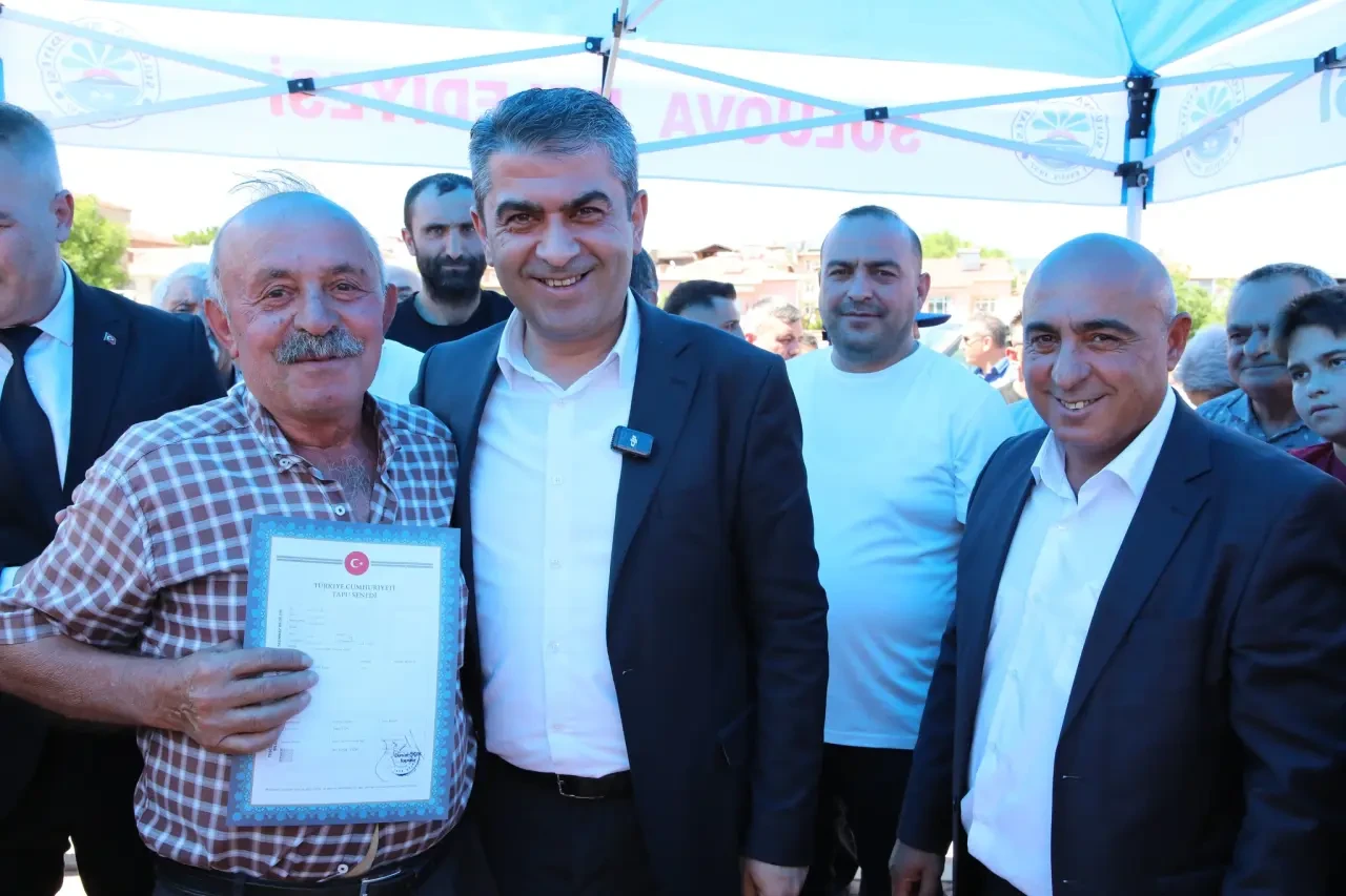 Suluova’da 25 Yıllık İmar Sorunu Çözüldü! Tapular Başkan Uzun’dan Teslim Alındı 4