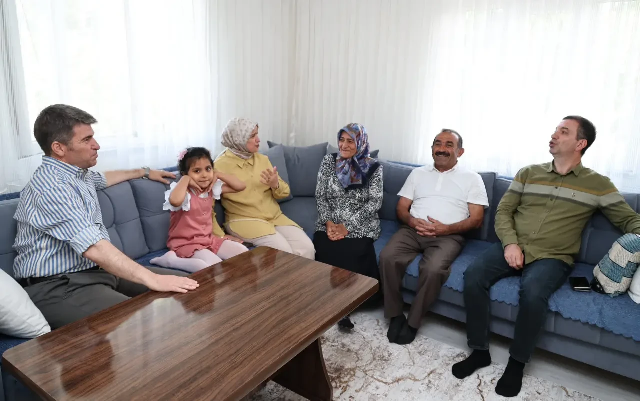 Vali Önder Bakan’dan Anlamlı Ziyaret: Babalar Günü’nde Şehit Babasına Vefa 2