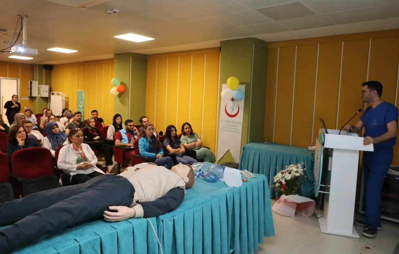 Amasya Üniversitesi Hastanesi’nde Tüm Sağlık Personeline CPR Eğitimi Verildi 4