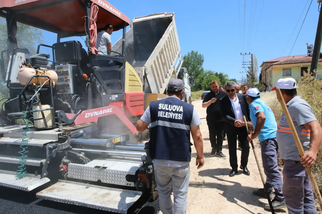 Başkan Rıfat Uzun, Suluova’da Asfalt Sezonunu Yenidoğan Mahallesi’nde Başlattı 1