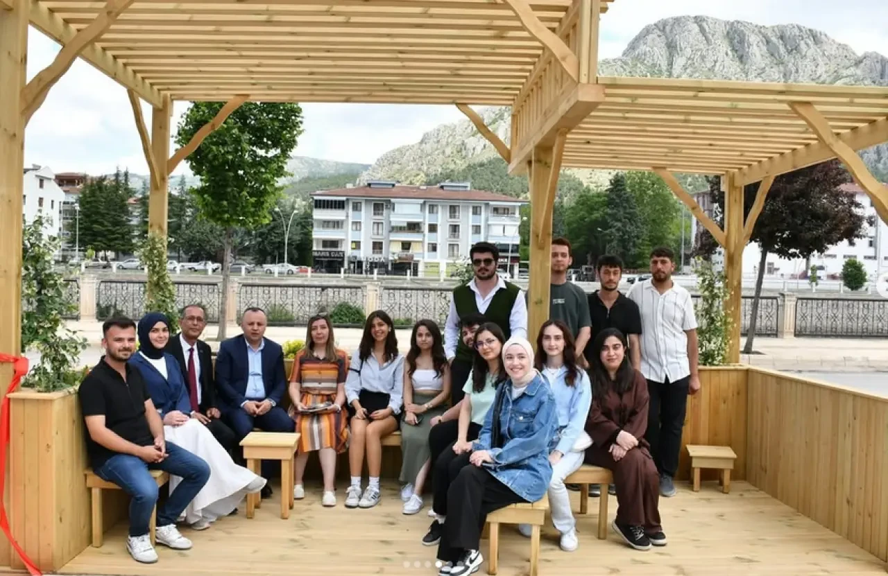 Amasya Üniversitesi’nden Kente Estetik ve İşlevsel Bir Dokunuş: Türkiye’nin Üçüncü Yaya Durağı Hayata Geçirildi 1