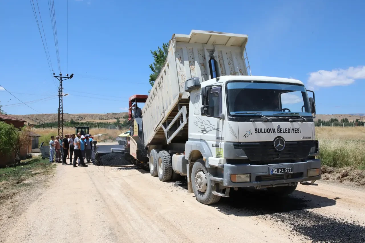 Başkan Rıfat Uzun, Suluova’da Asfalt Sezonunu Yenidoğan Mahallesi’nde Başlattı 5