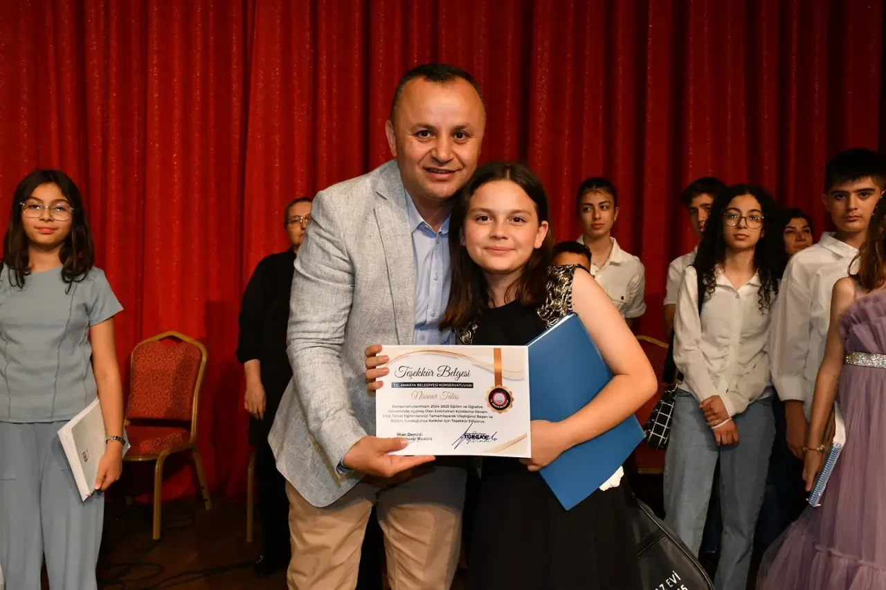 Amasya Belediyesi Konservatuvarı Öğrencilerinin Sertifika Töreni Coşkusu 3