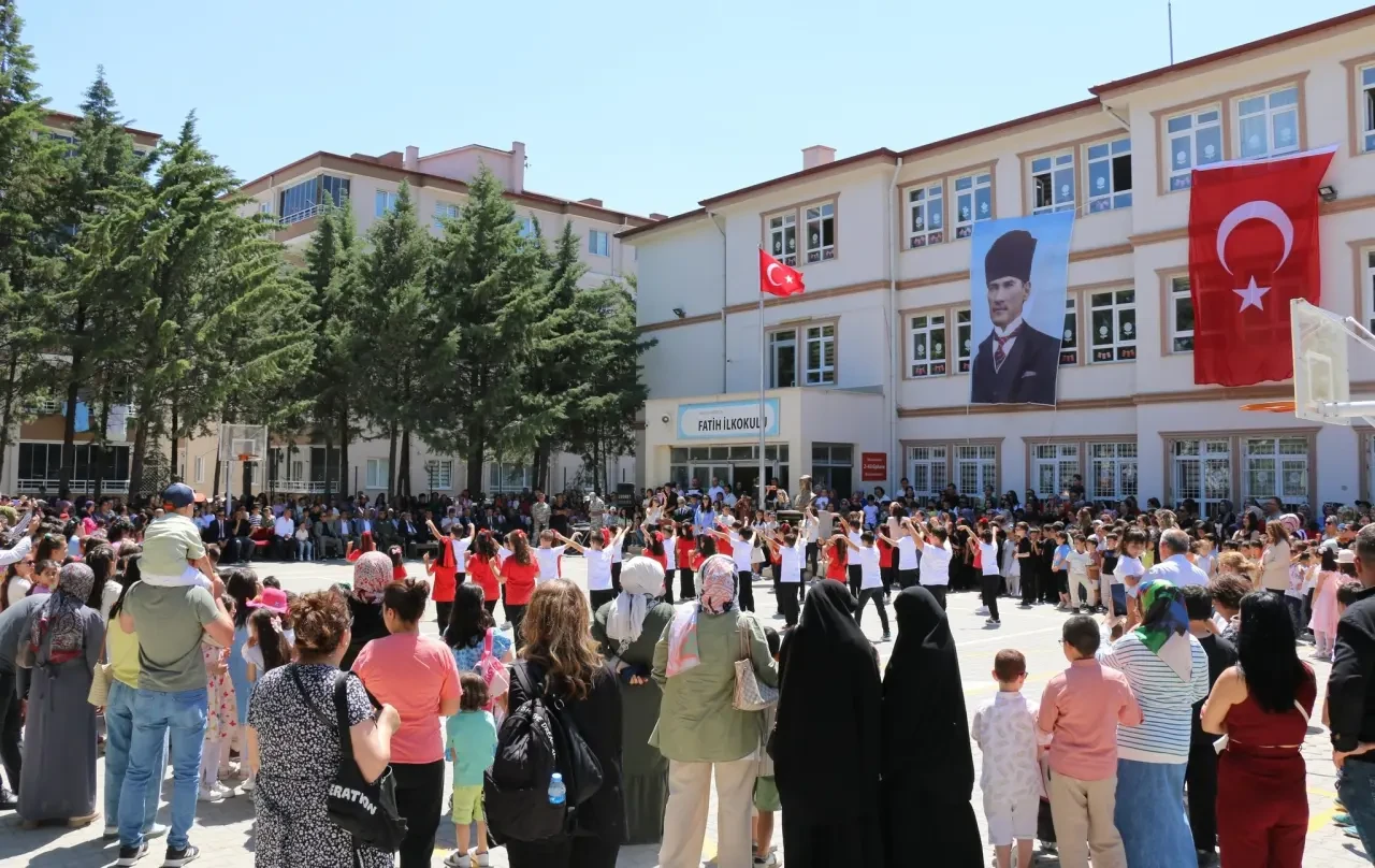 Merzifon’da Karne Heyecanı: Kaymakam Karaaslan Öğrencilerin Sevincine Ortak Oldu 5