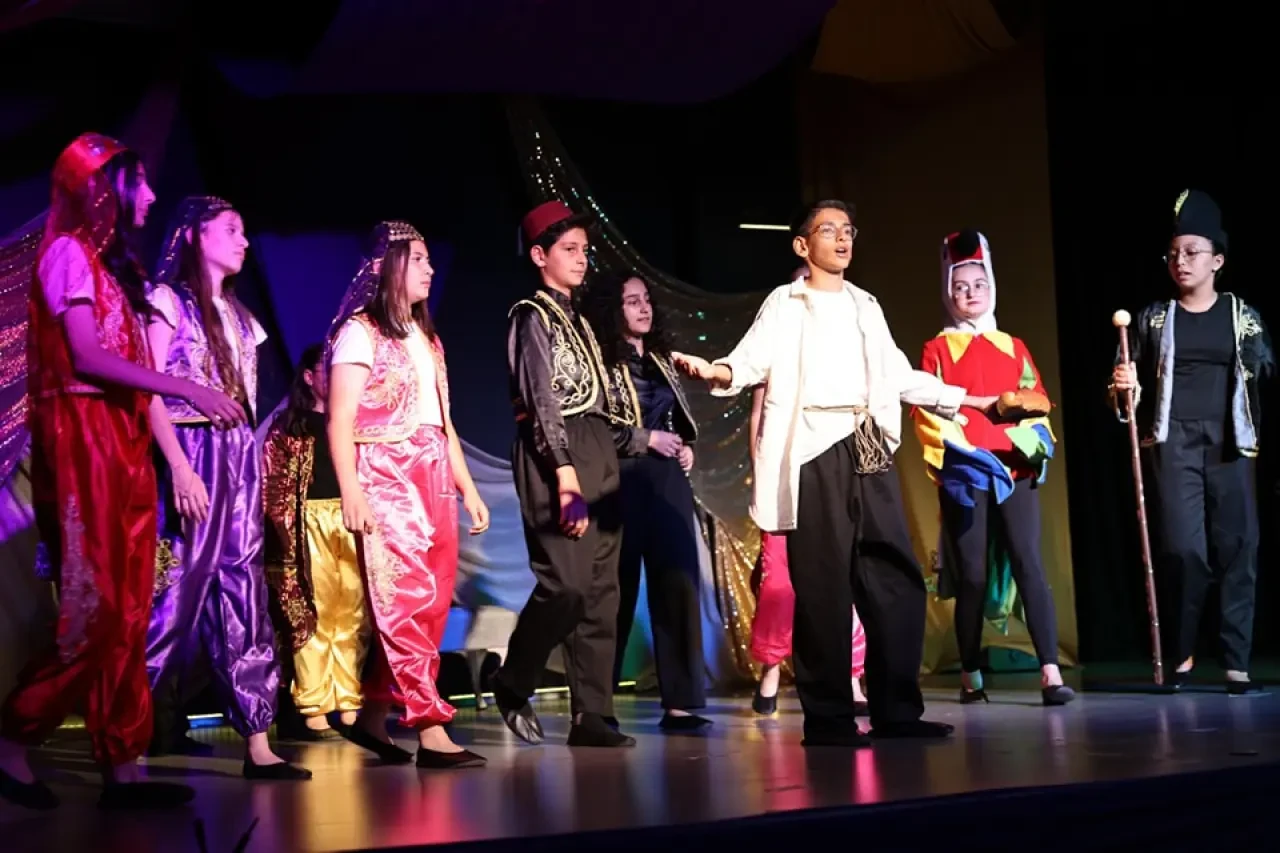 Aladdin Müzikali Sahneyi Büyüledi: Kutlubey Koleji Öğrencilerinden İngilizceyle Masalsı Bir Yolculuk 5