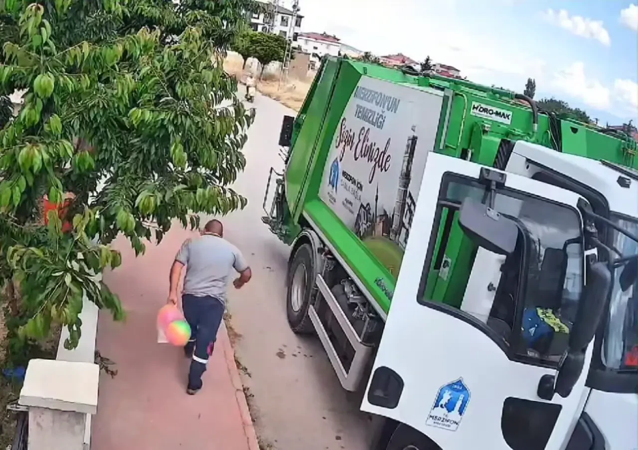 Temizlik Personelinden Çocuklara Gönülleri Isıtan Jest! 3