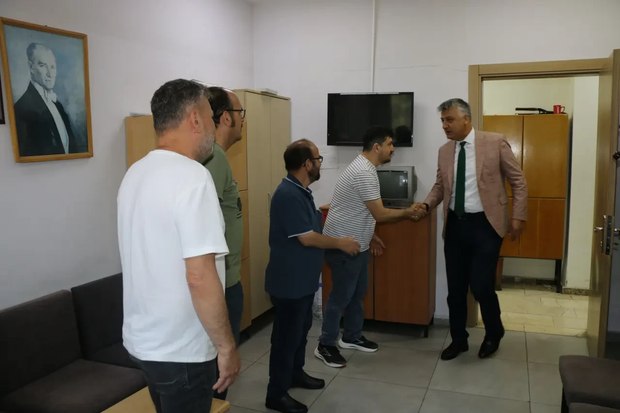 Milli Eğitim Müdürü Katipoğlu, Bayram Sonrası İlk Mesai Gününde Personelle Bayramlaştı 3