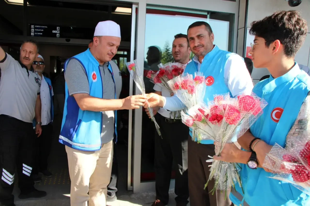 Amasyalı Hacılar Çiçeklerle ve Dualarla Karşılandı 3