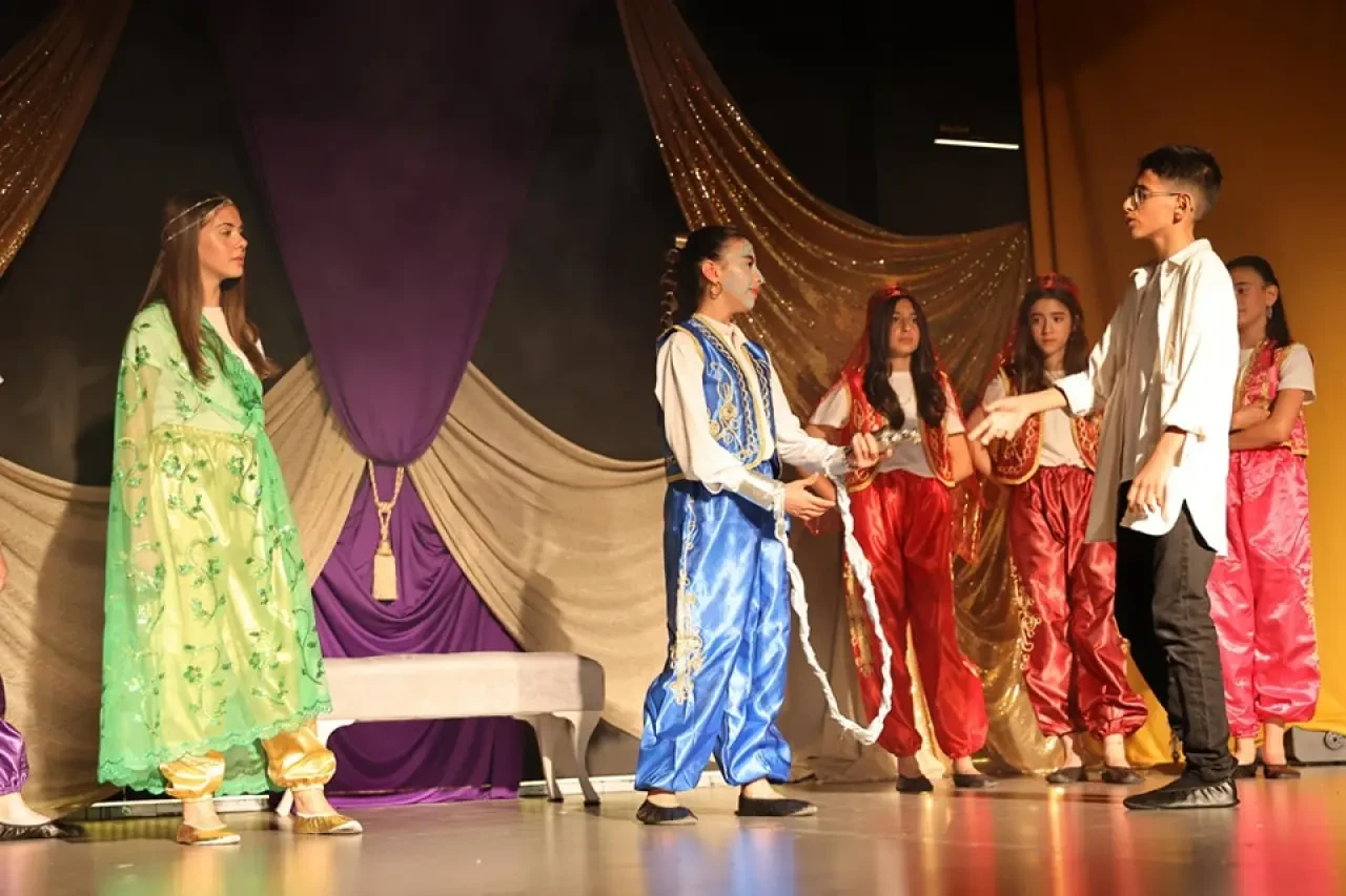 Aladdin Müzikali Sahneyi Büyüledi: Kutlubey Koleji Öğrencilerinden İngilizceyle Masalsı Bir Yolculuk 1