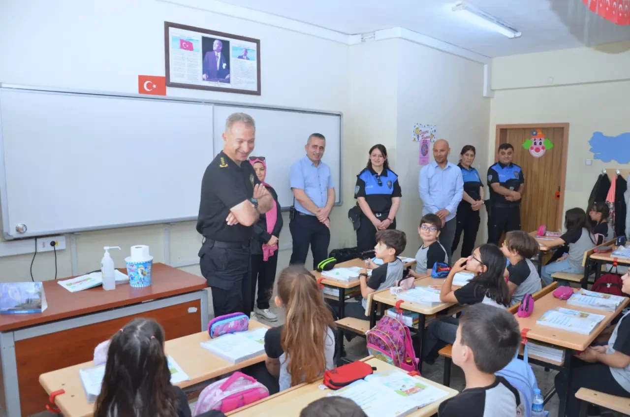 Amasya’da Minik Öğrencinin Davetine Emniyet Müdüründen Anlamlı Karşılık 4