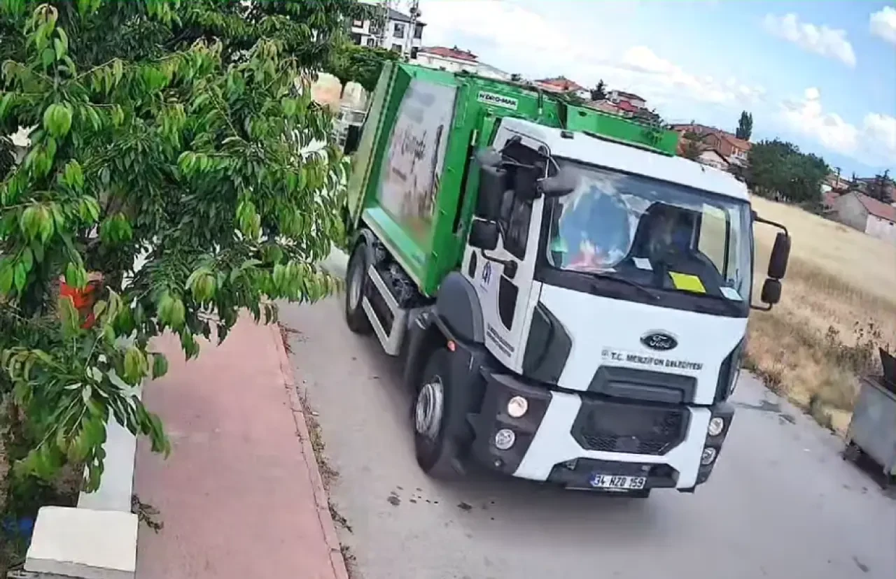Temizlik Personelinden Çocuklara Gönülleri Isıtan Jest! 2