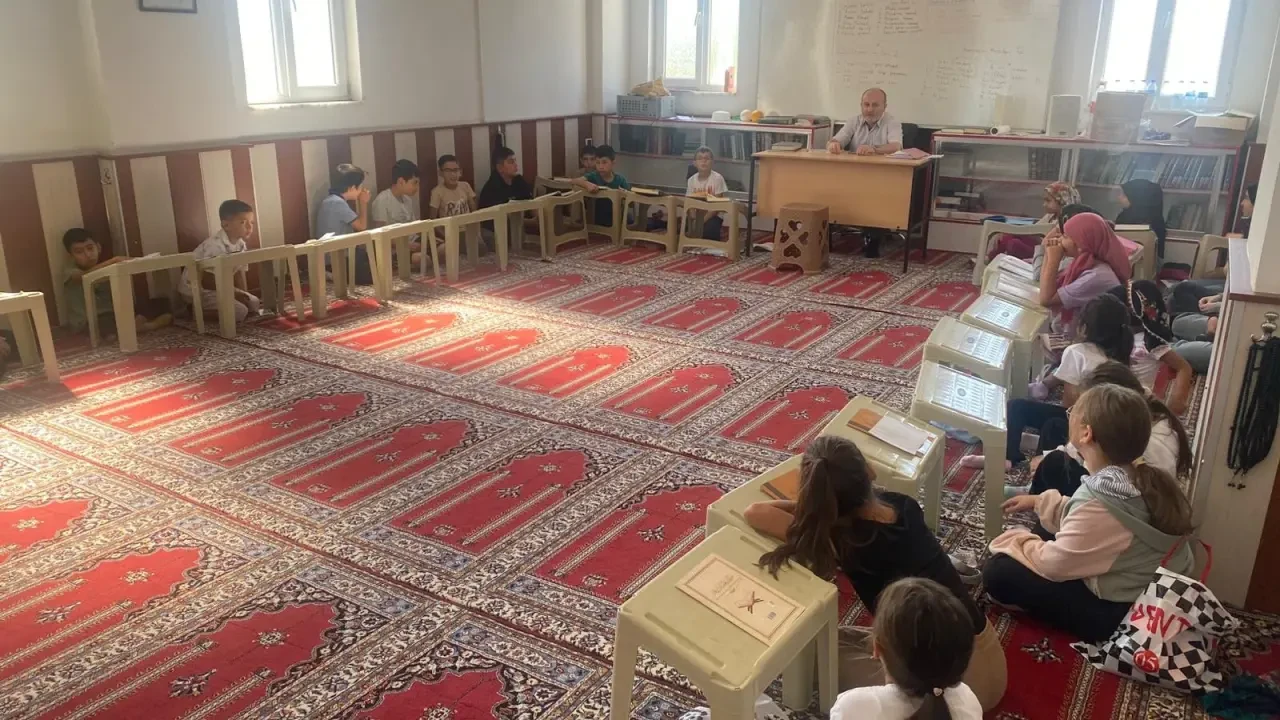 Suluova'da Yaz Kur'an Kurslarına İlgi Büyük: Müftü Sıtkı Kaya Öğrencilerle Buluştu 3