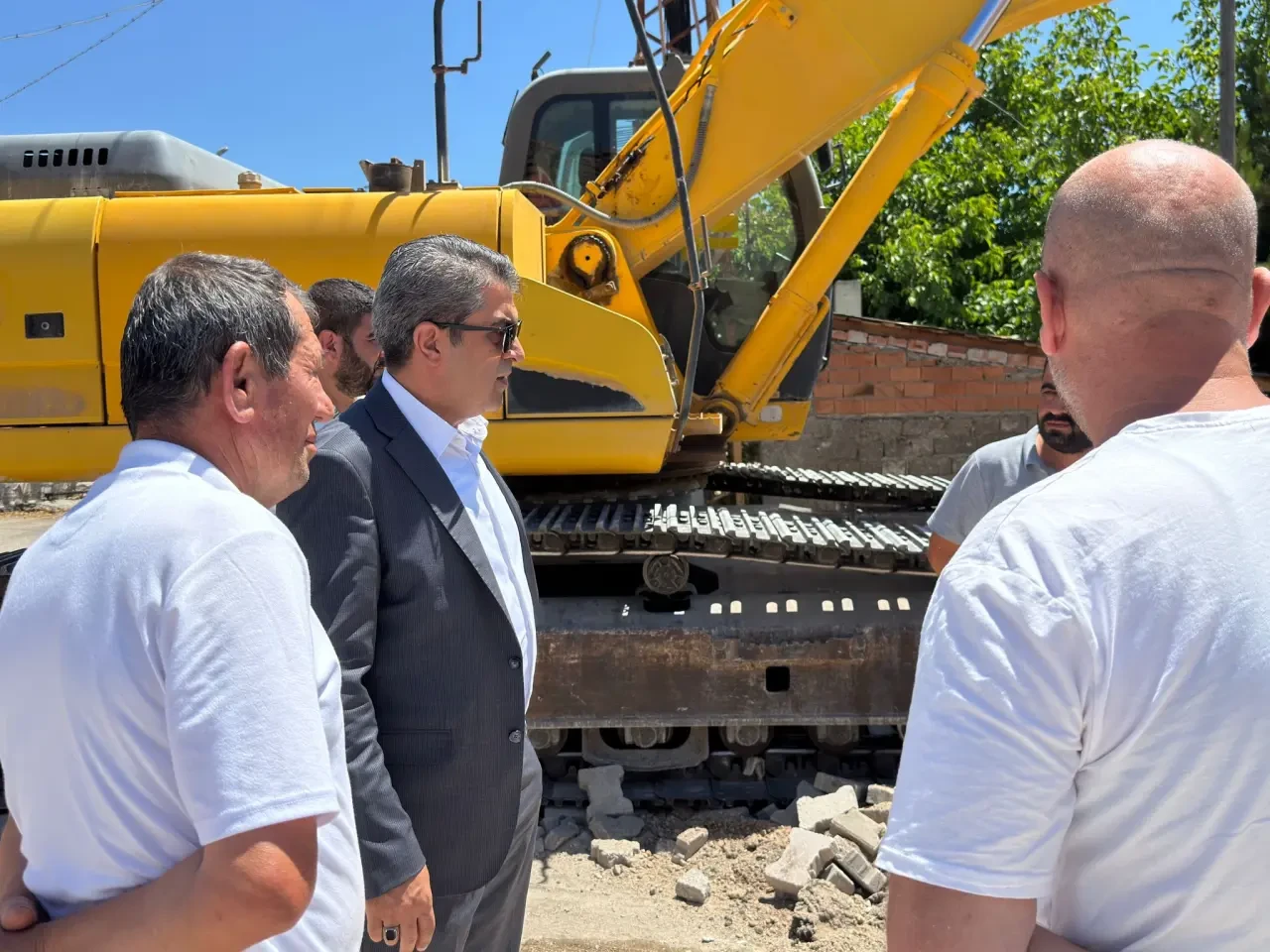 Başkan Rıfat Uzun, Pazar Mahallesi’nde Kilit Parke Öncesi Çalışmaları İnceledi 3
