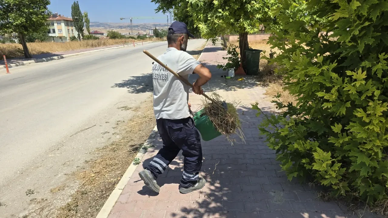 Suluova Belediyesi’nden Site Bulvarı’nda Yabani Ot Temizliği Hamlesi 4
