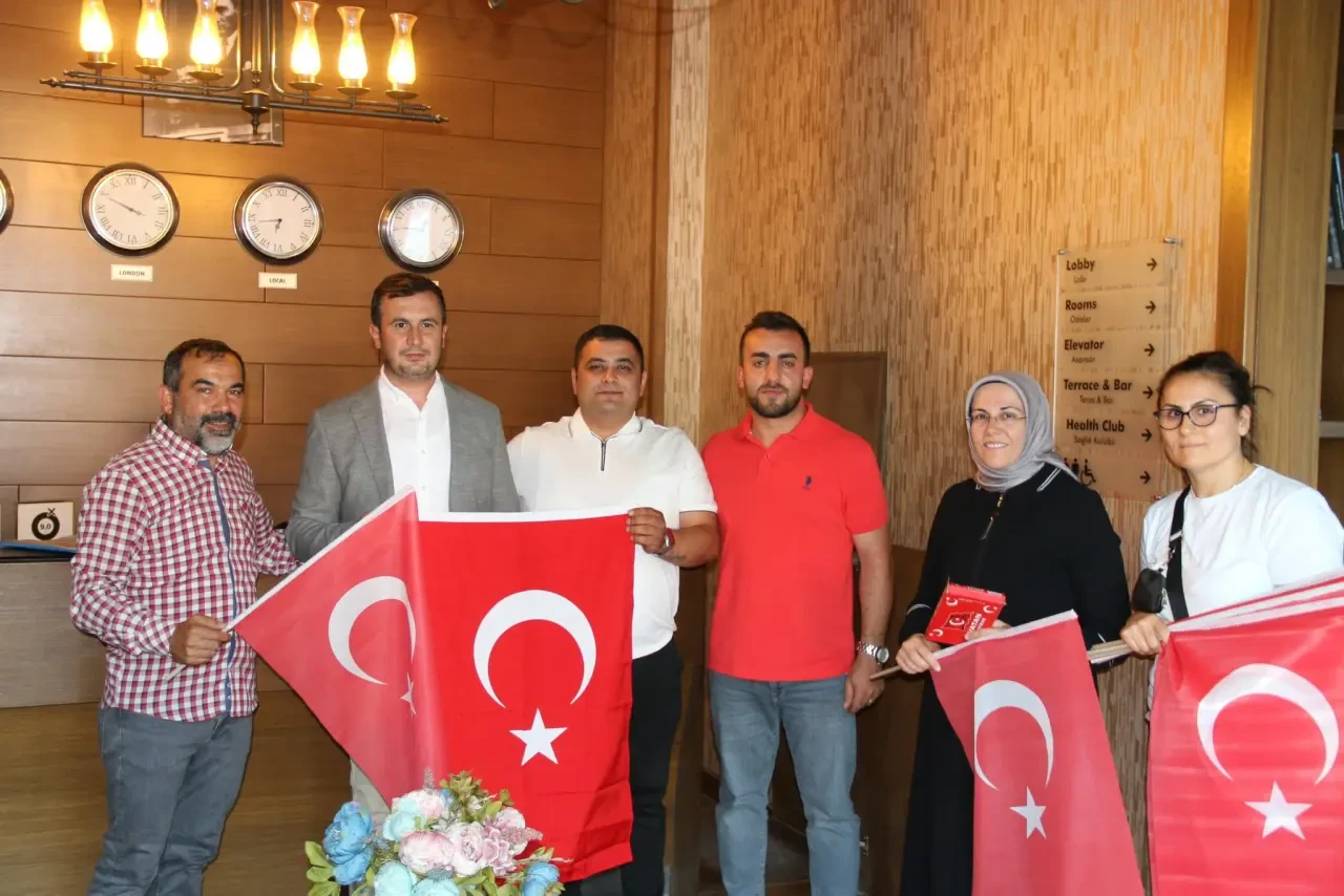 Başkan Av. Galip Uzun’dan Anlamlı Bayrak Hediyesi 4