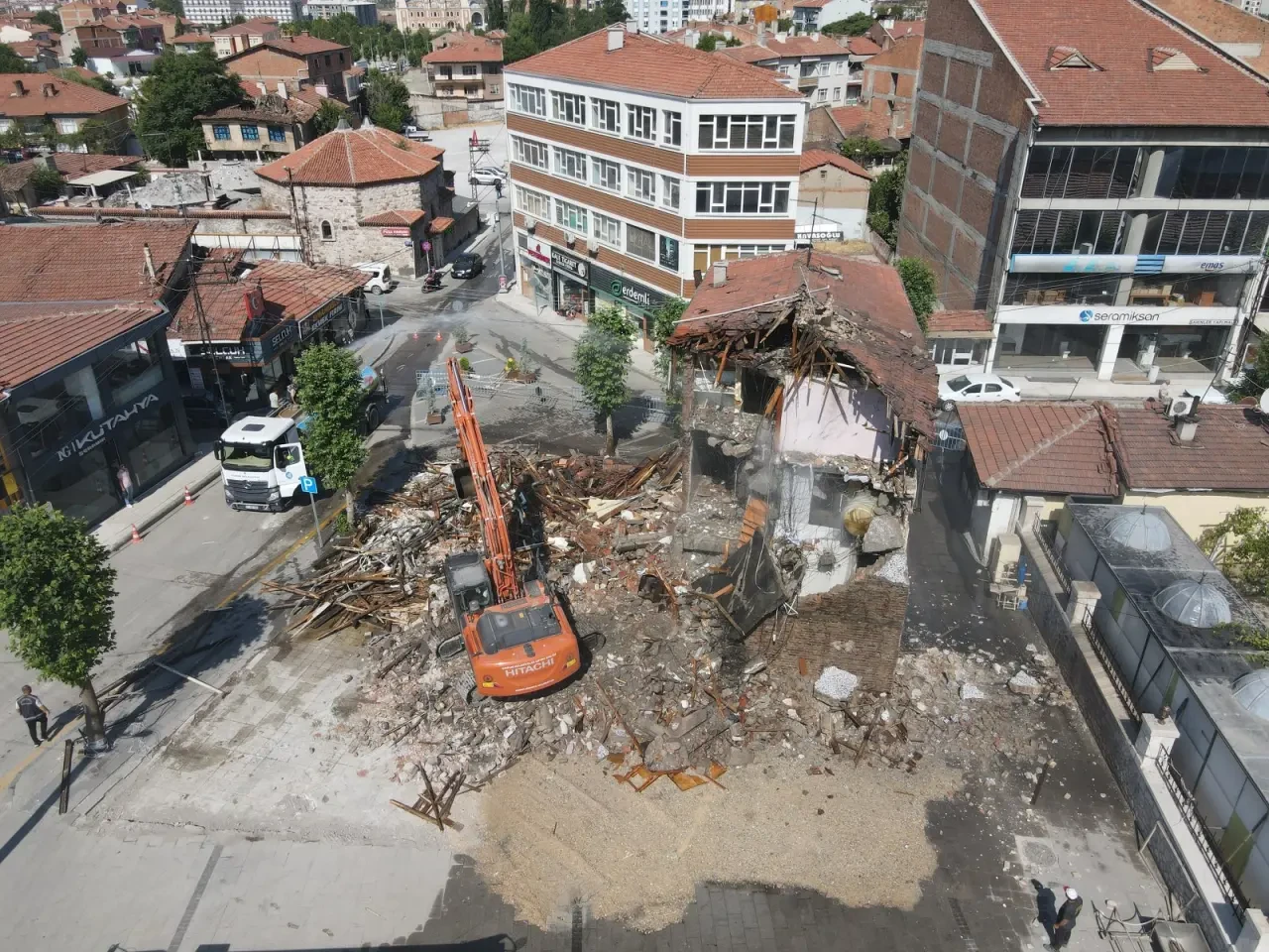 Ulu Cami Yanındaki Bina Yıkıldı: Tarihi Şehir Meydanı Gün Yüzüne Çıkıyor 4