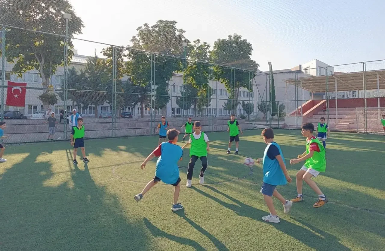 Amasya’da Camiler Arası Futbol Turnuvası Başladı: Yaz Kur’an Kursu Öğrencileri Sahada Buluştu 3