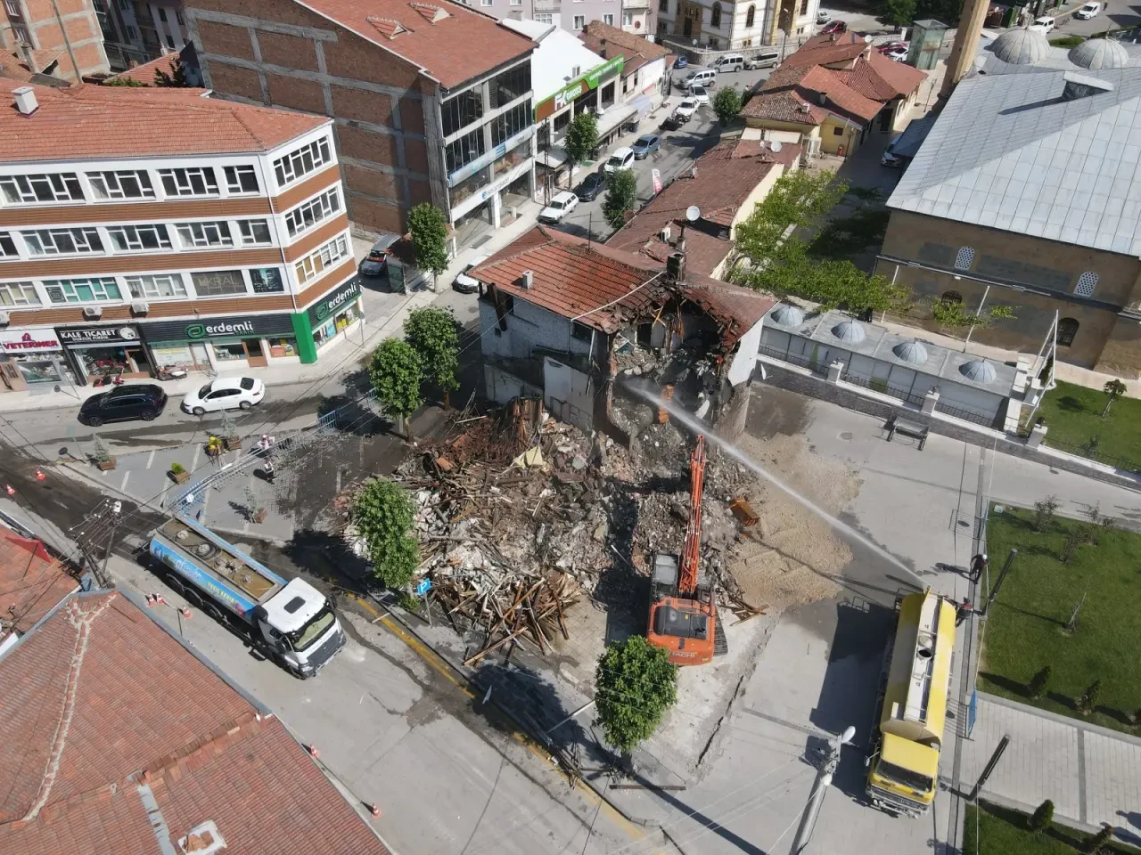Ulu Cami Yanındaki Bina Yıkıldı: Tarihi Şehir Meydanı Gün Yüzüne Çıkıyor 2