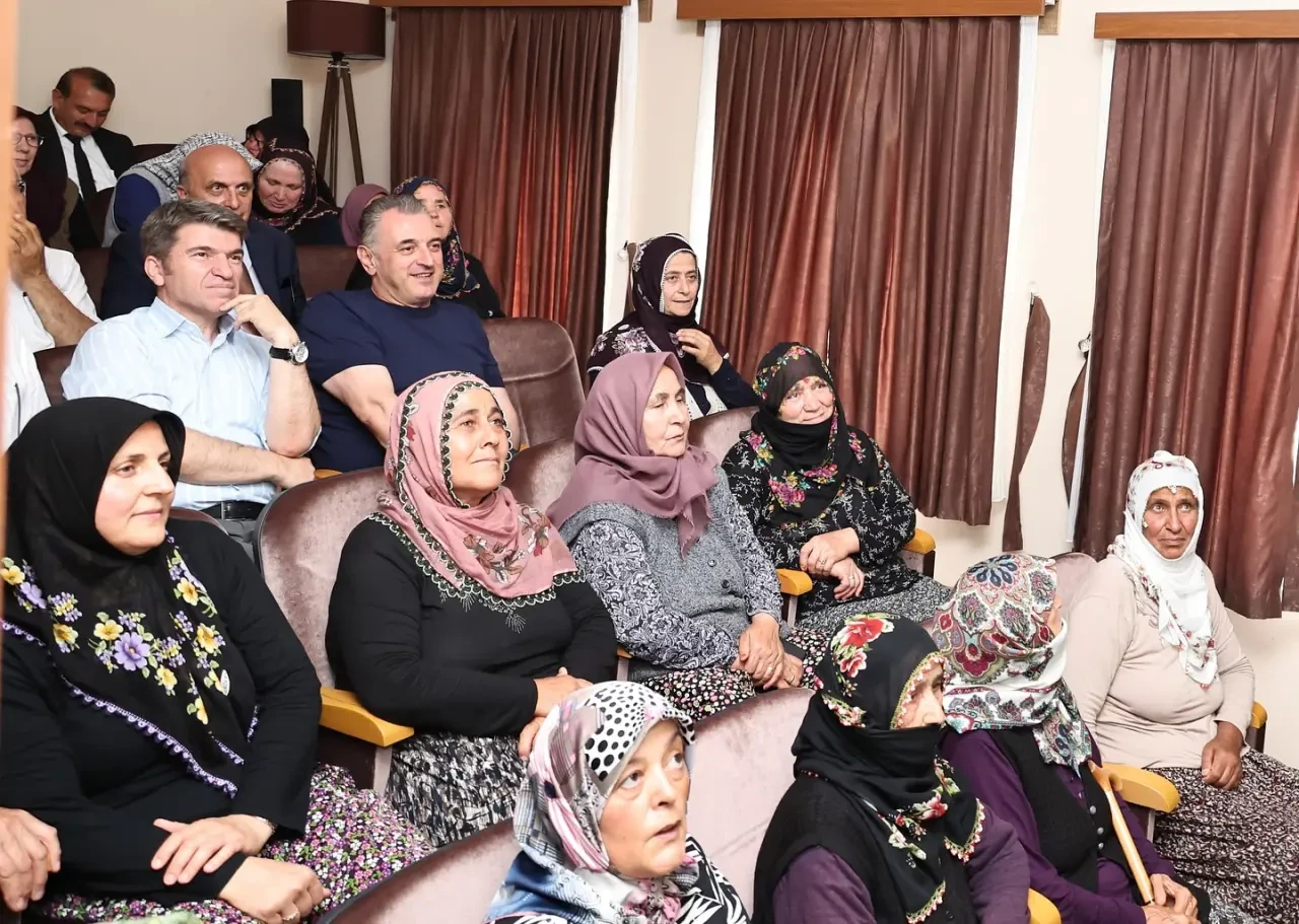 Amasya Kırkharman Köyü’nde Protokol ve Vatandaşlar Beyaz Perde Heyecanını Paylaştı 1