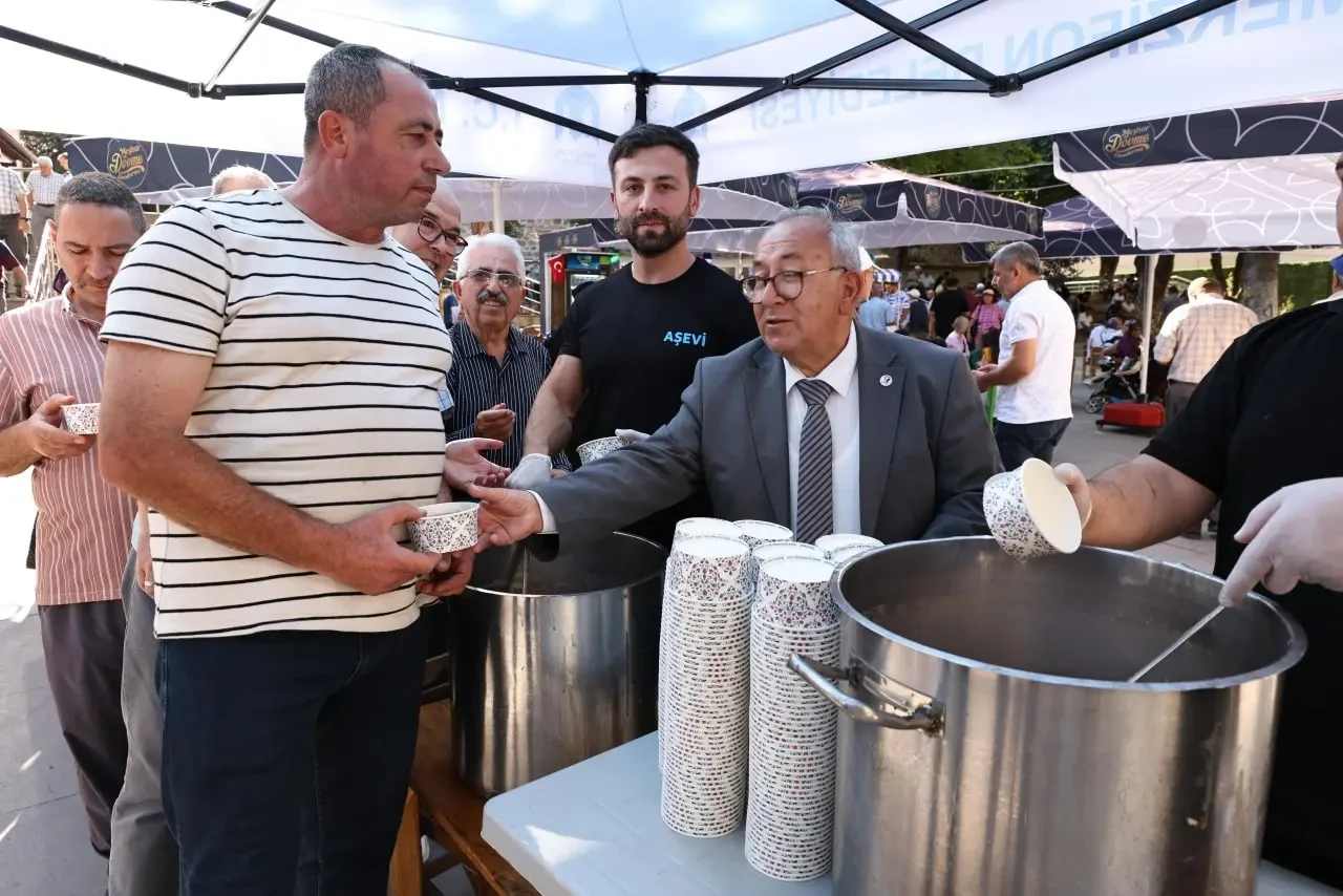 Merzifon’da Birlik Kazanı Kaynadı: Medrese Parkı'nda Aşure Dağıtıldı 2