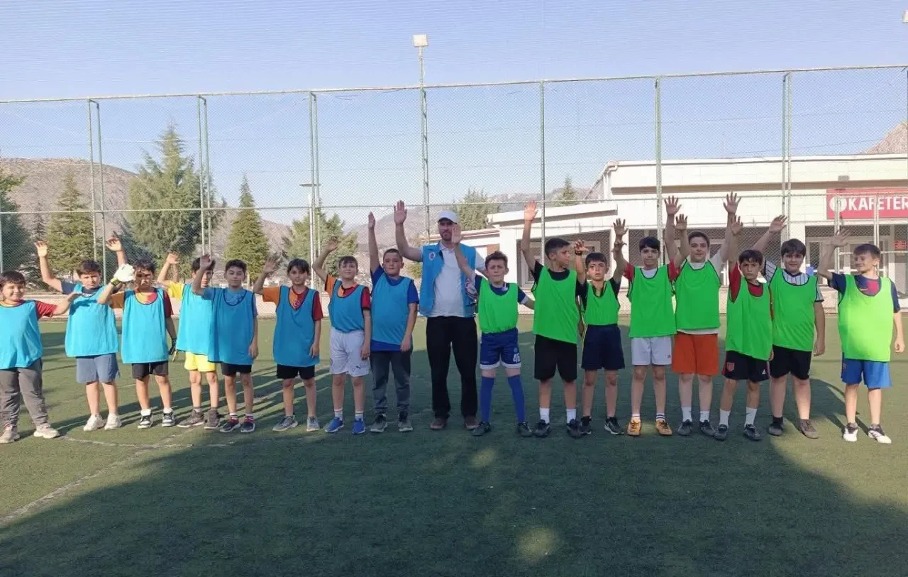 Amasya’da Camiler Arası Futbol Turnuvası Başladı: Yaz Kur’an Kursu Öğrencileri Sahada Buluştu 2