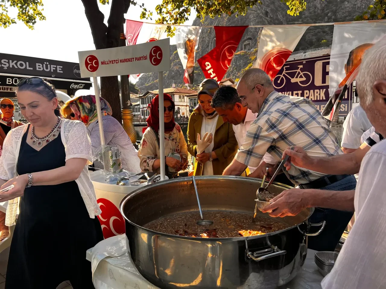 MHP Amasya İl Başkanlığı'ndan Aşure İkramı: “Birlik ve Dayanışmanın Tadı Aşureyle Taçlandı” 4