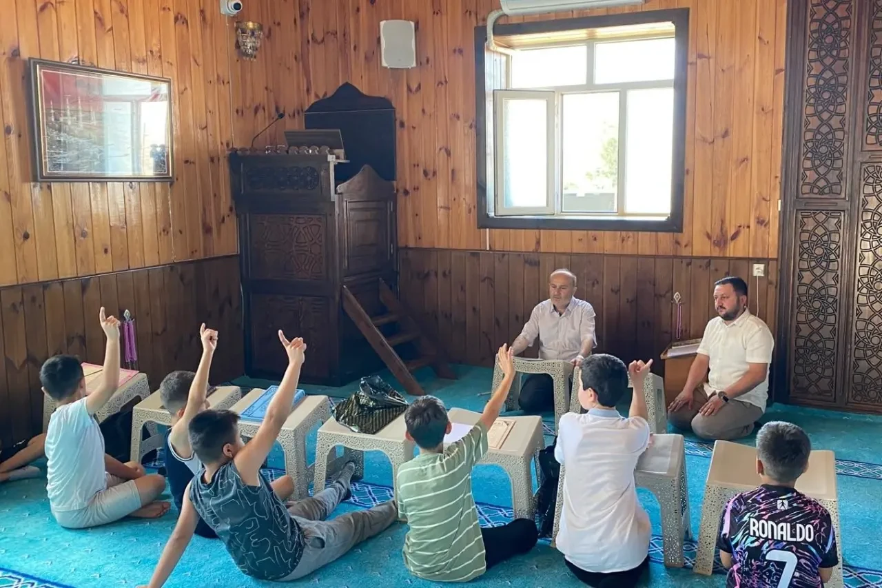 Suluova'da Yaz Kur'an Kurslarına İlgi Büyük: Müftü Sıtkı Kaya Öğrencilerle Buluştu 2