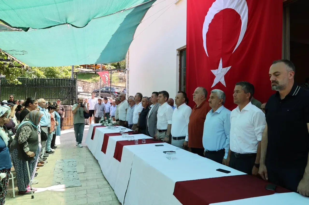Amasya’da Aşure Sofrası Kuruldu: Protokol ve Vatandaşlar Birlikte Lokma Paylaştı 3