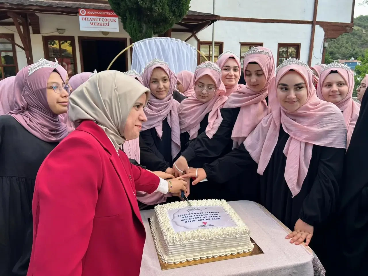 Amasya’da Hafız Kız Öğrenciler İçin Duygusal Mezuniyet Töreni Düzenlendi 1