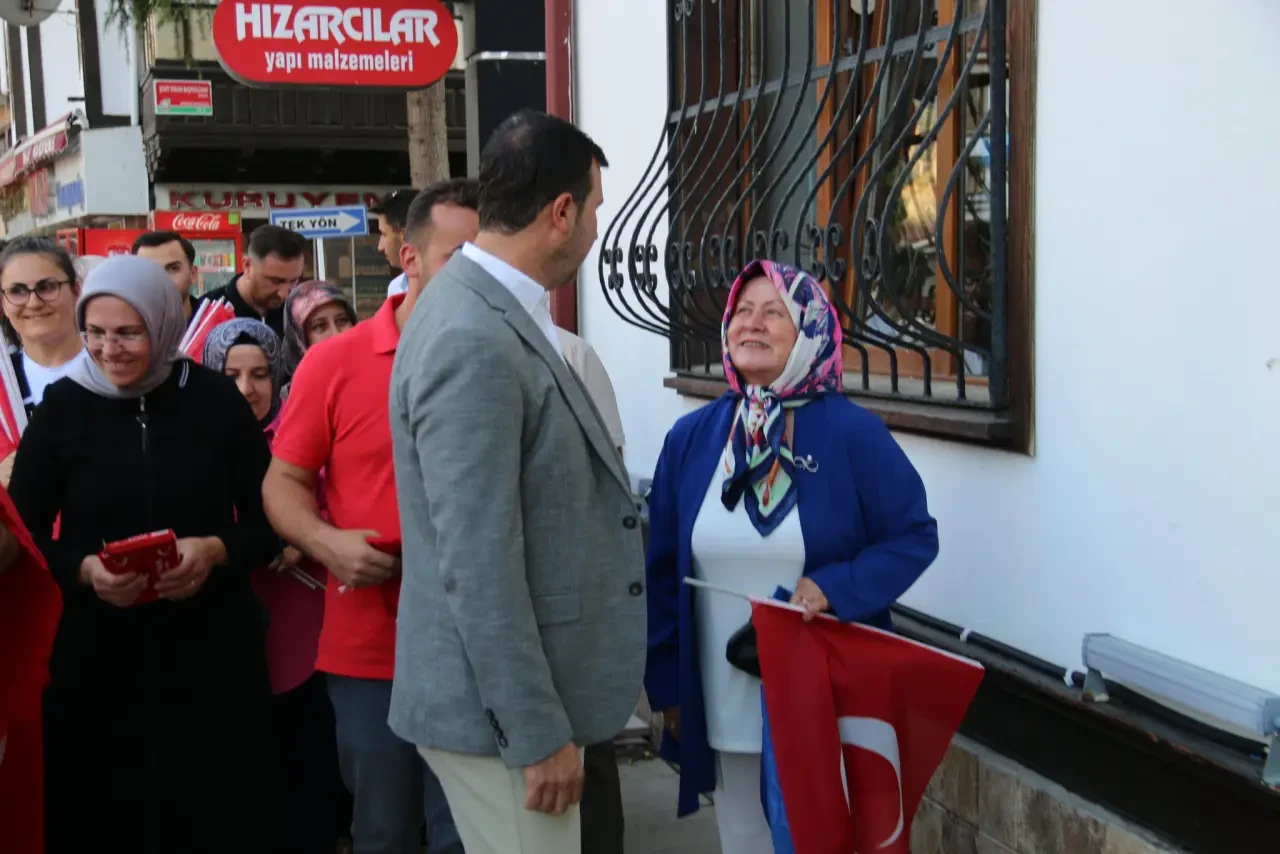 Başkan Av. Galip Uzun’dan Anlamlı Bayrak Hediyesi 3