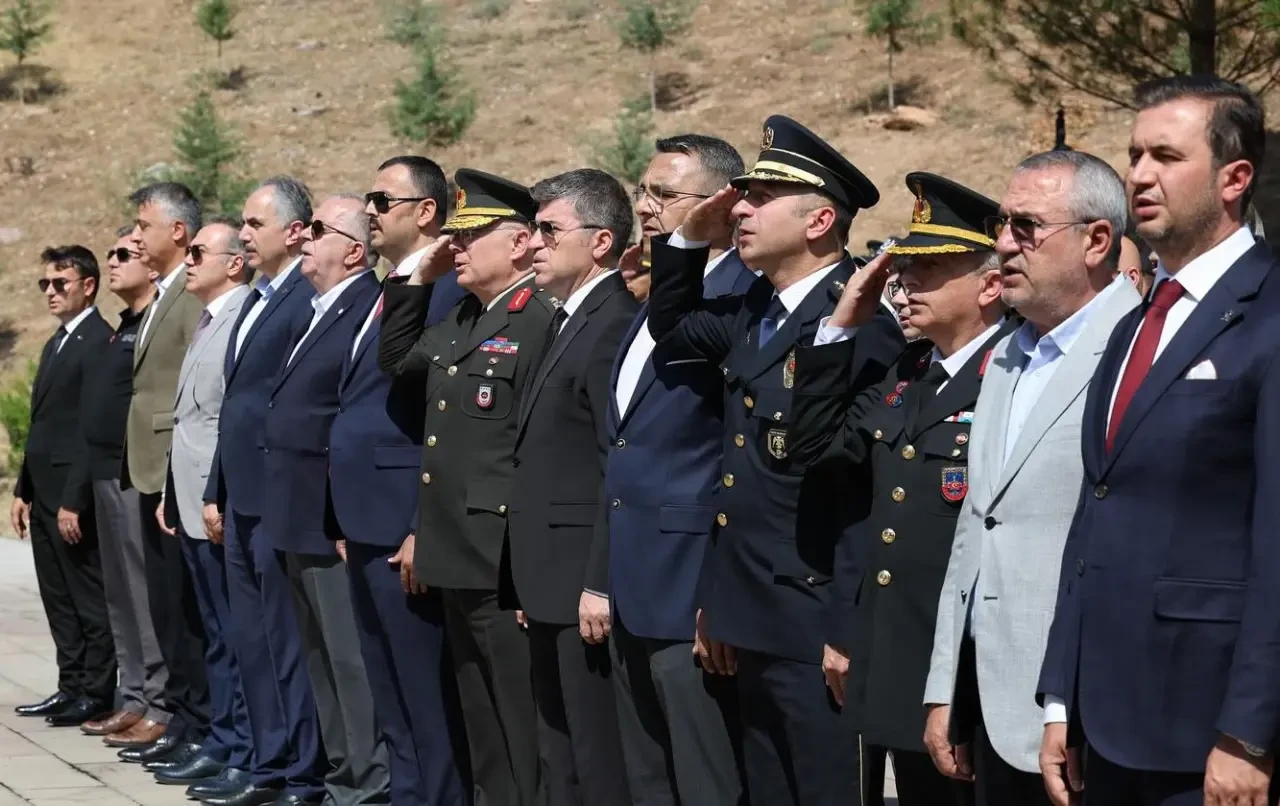 Vali Önder Bakan’dan 15 Temmuz’da Şehitlik Ziyareti: “Ruhları Şad, Mekanları Cennet Olsun” 1
