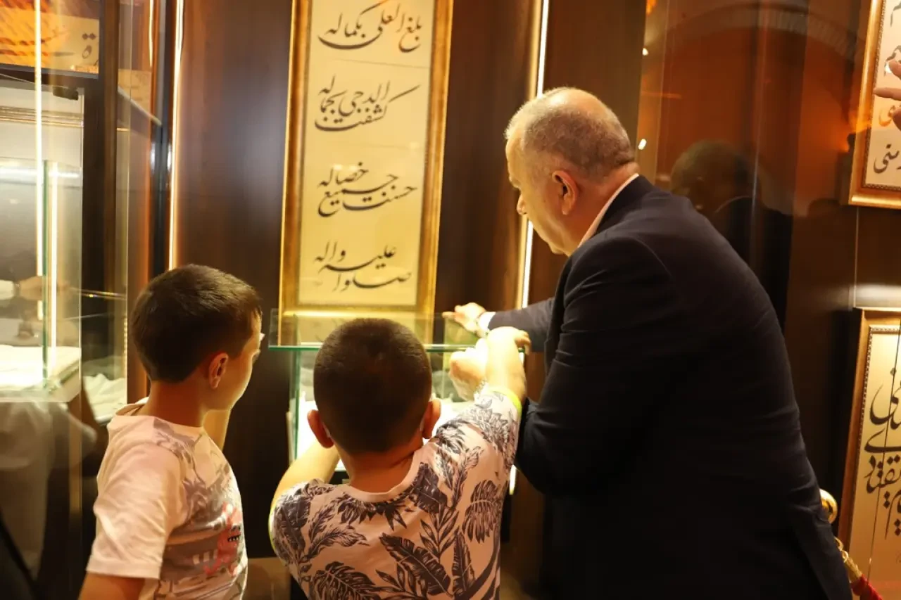 Amasya Üniversitesi’nde Mukaddes Emanetler Ziyarete Açıldı 3