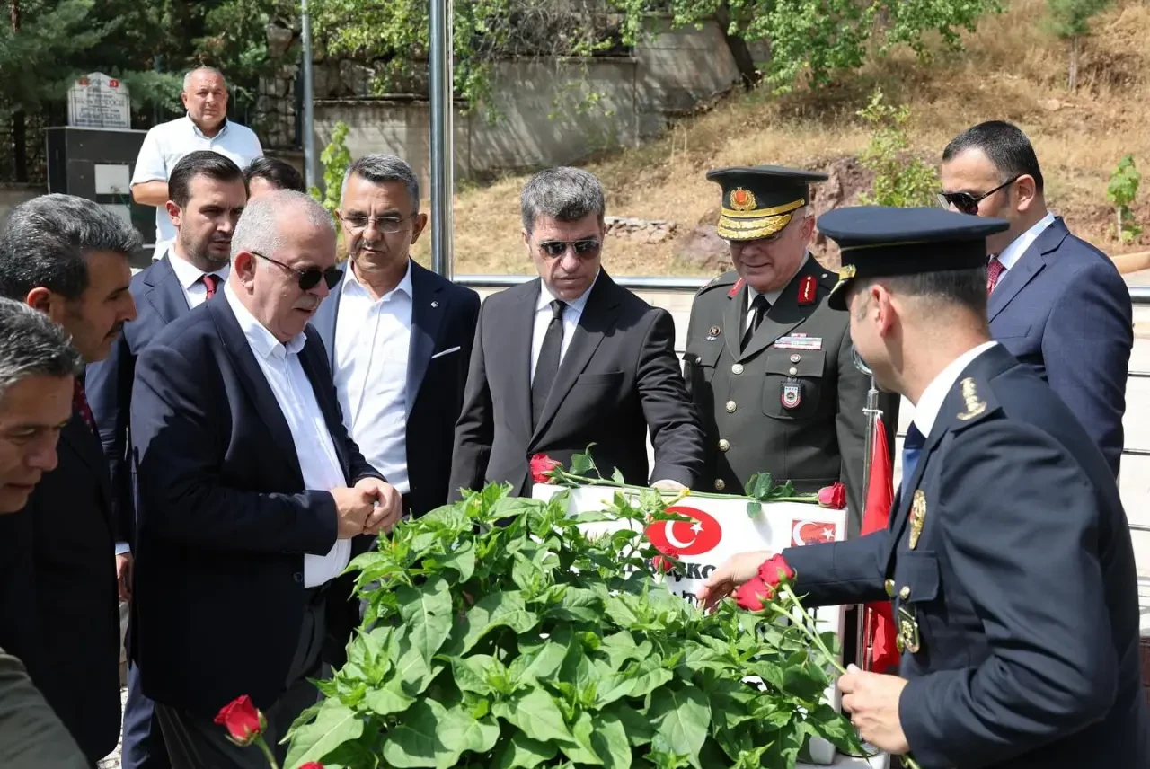 Vali Önder Bakan’dan 15 Temmuz’da Şehitlik Ziyareti: “Ruhları Şad, Mekanları Cennet Olsun” 3