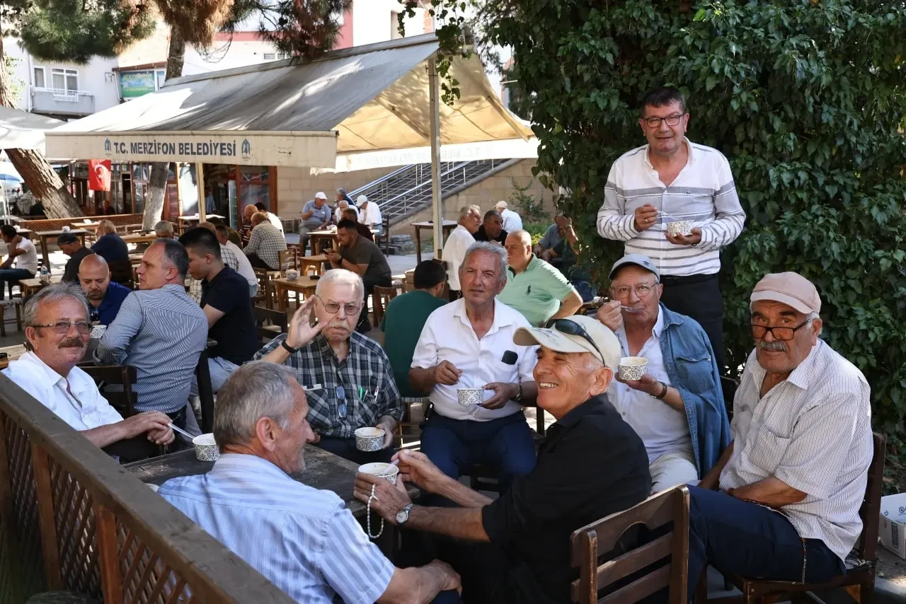 Merzifon’da Birlik Kazanı Kaynadı: Medrese Parkı'nda Aşure Dağıtıldı 5