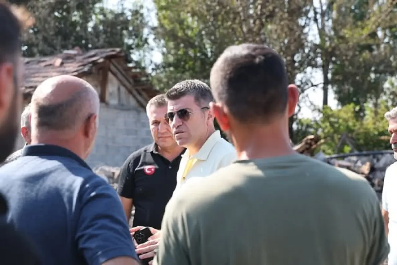 Vali Bakan, Yangın Mağduru Aileyi Yalnız Bırakmadı! 1