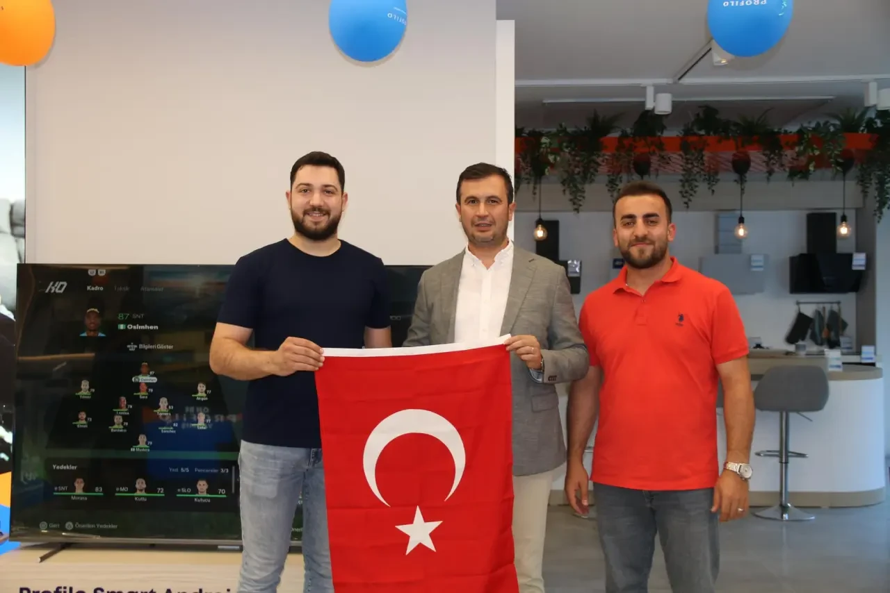 Başkan Av. Galip Uzun’dan Anlamlı Bayrak Hediyesi 2