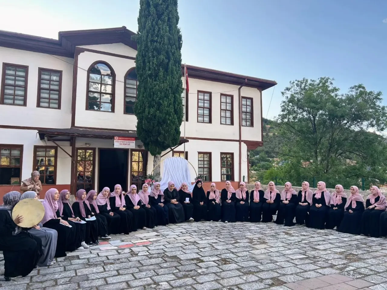 Amasya’da Hafız Kız Öğrenciler İçin Duygusal Mezuniyet Töreni Düzenlendi 4