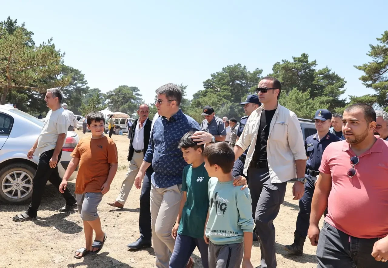 Vali Önder Bakan, 12. Geleneksel Kuzoluk Yayla Şenliği’nde Vatandaşlarla Buluştu 3