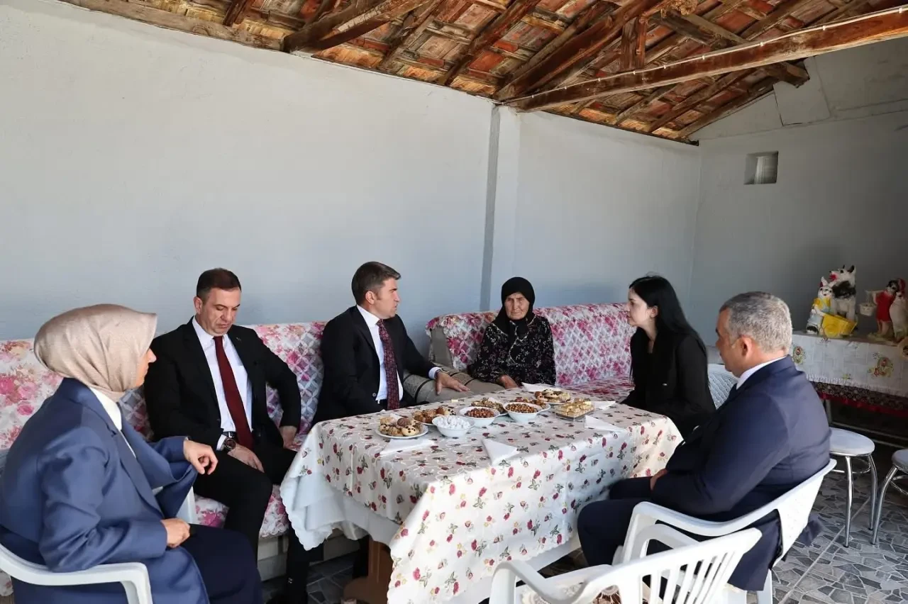Vali Bakan'dan Elmas Teyzeye Vefa Dolu Ziyaret 2