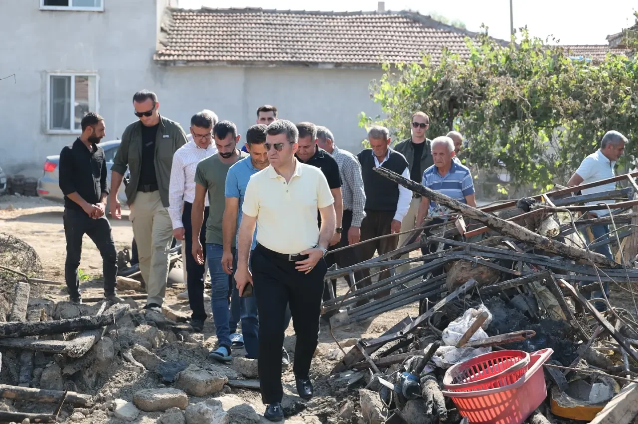 Vali Bakan, Yangın Mağduru Aileyi Yalnız Bırakmadı! 2