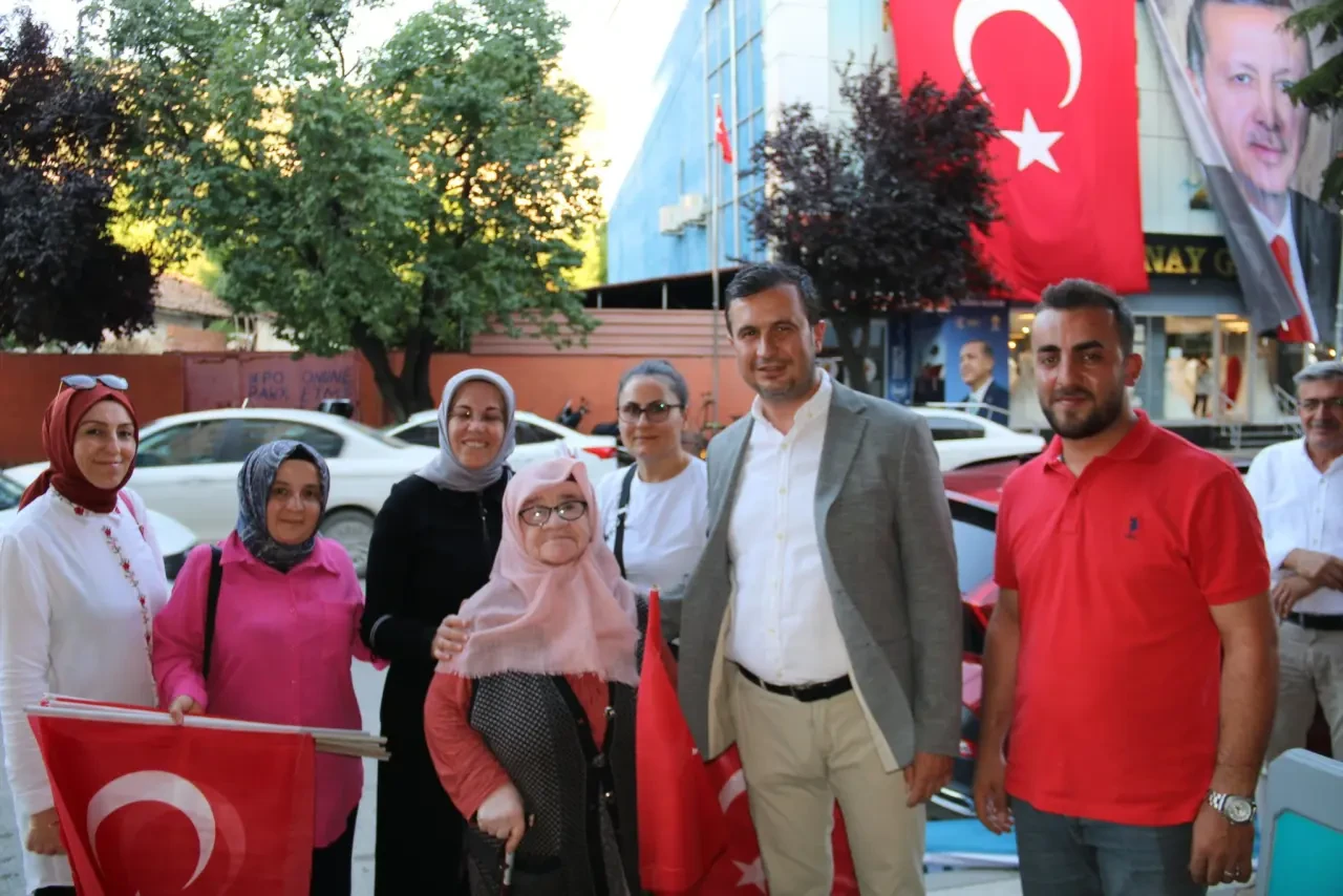 Başkan Av. Galip Uzun’dan Anlamlı Bayrak Hediyesi 1