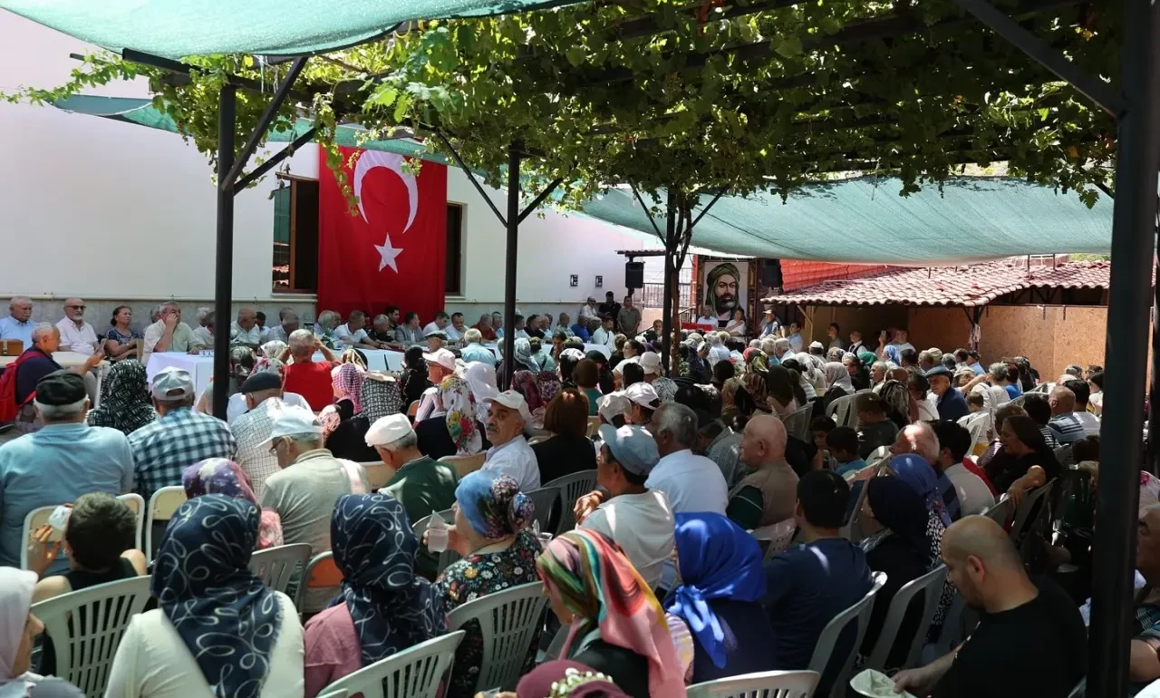 Amasya’da Aşure Sofrası Kuruldu: Protokol ve Vatandaşlar Birlikte Lokma Paylaştı 4