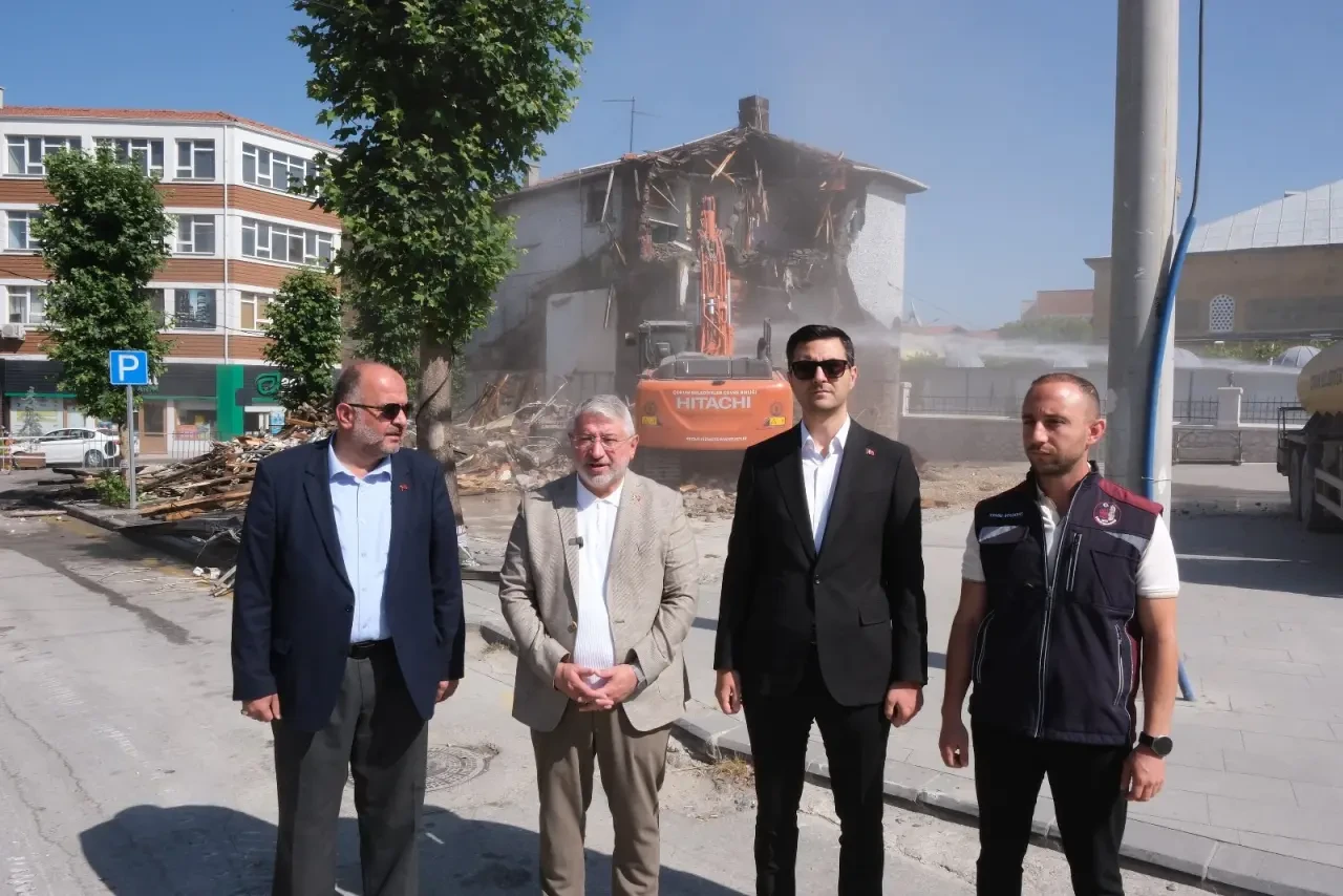 Ulu Cami Yanındaki Bina Yıkıldı: Tarihi Şehir Meydanı Gün Yüzüne Çıkıyor 3