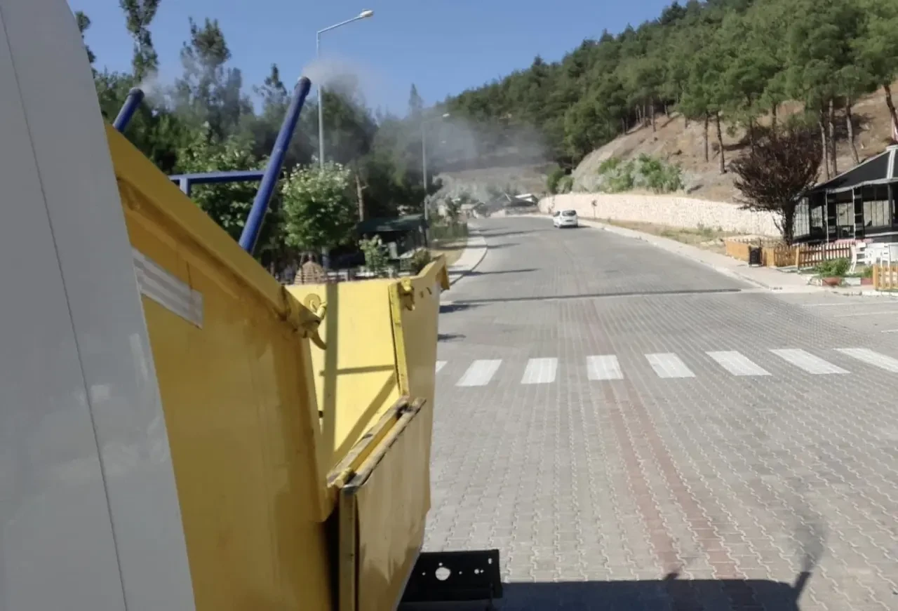 Amasya Belediyesi’nden Haşerelere Karşı Etkin Mücadele: İlaçlama Çalışmaları Sürüyor 3