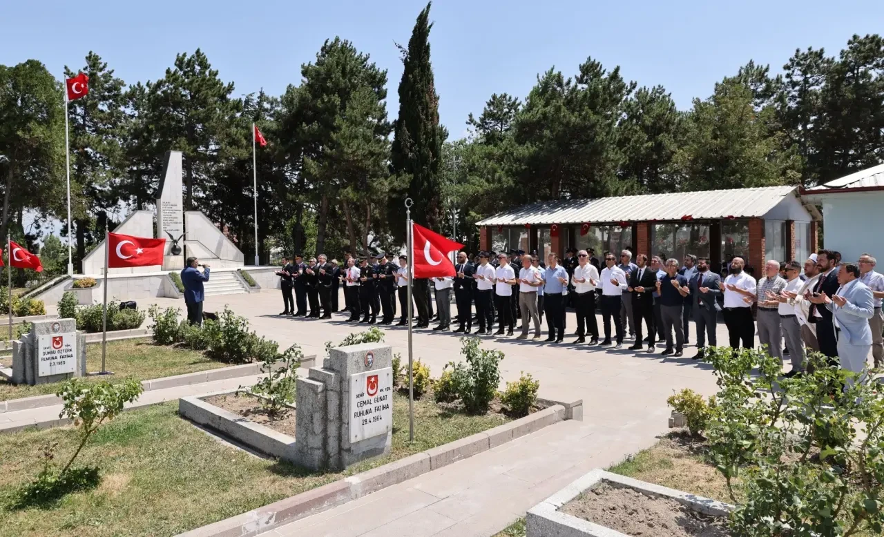 Merzifon’da Şehitliklerde Dualar Yükseldi 2