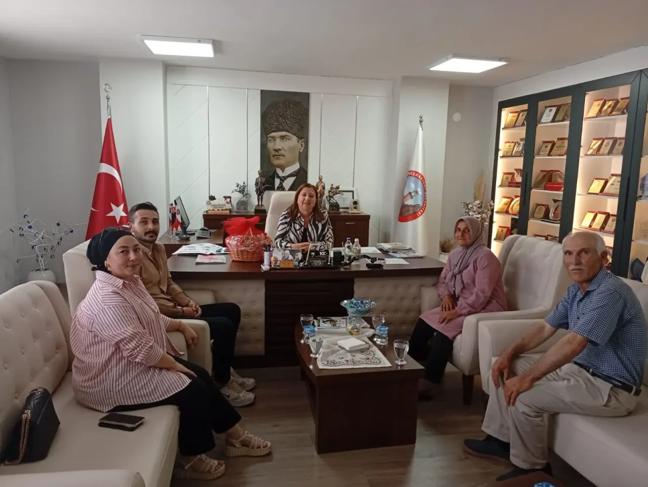 Gümüşhacıköy Belediye Başkanı Zehra Özyol’a Nezaket Ziyaretleri Sürüyor 3