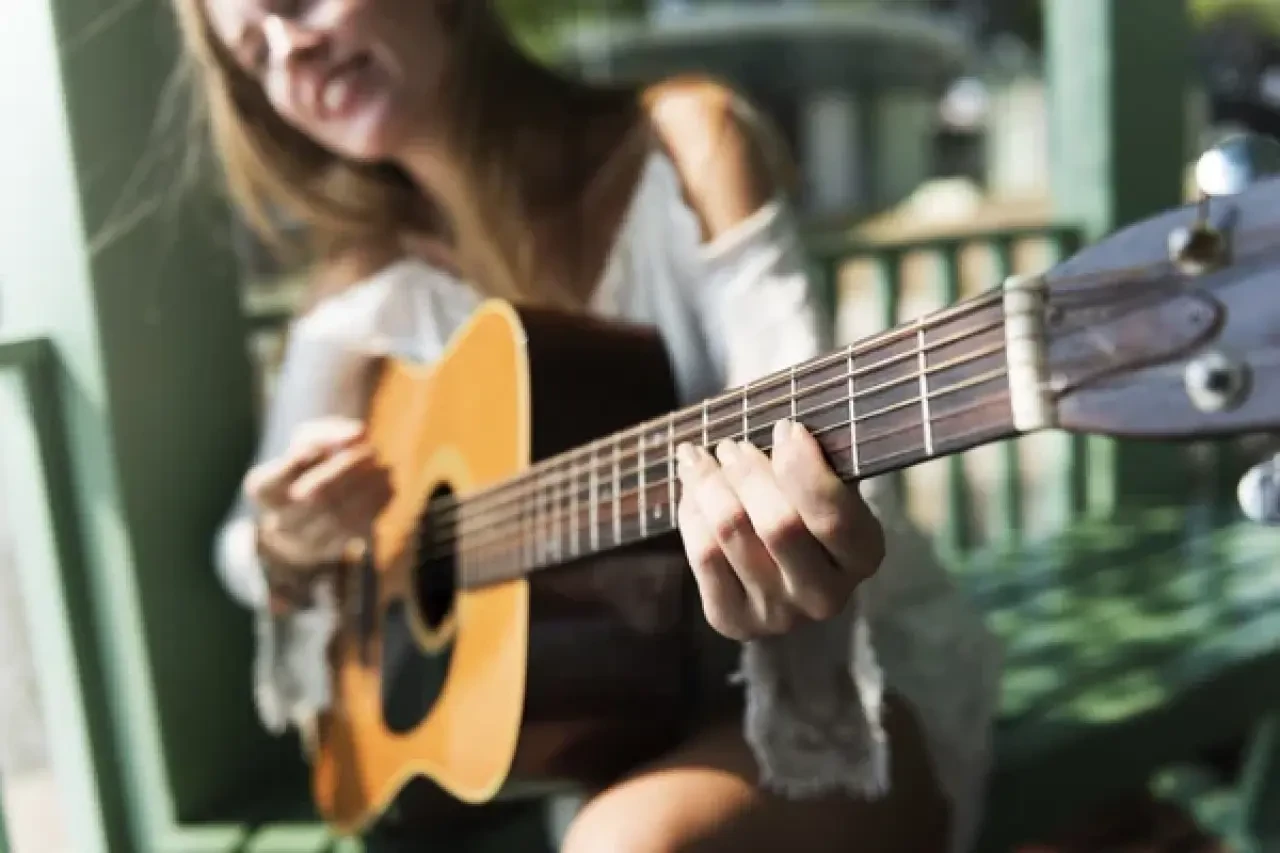 Rüyada Gitar Çalmak Ne Anlama Gelir? Aşk, Huzur ve Sanatın Rüya Yorumu 3