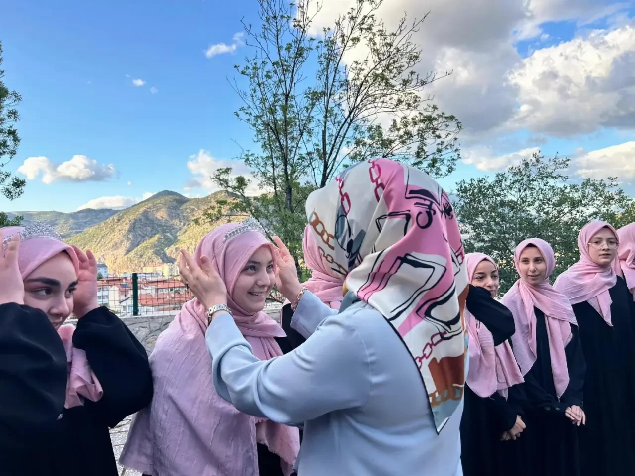 Amasya’da Hafız Kız Öğrenciler İçin Duygusal Mezuniyet Töreni Düzenlendi 3